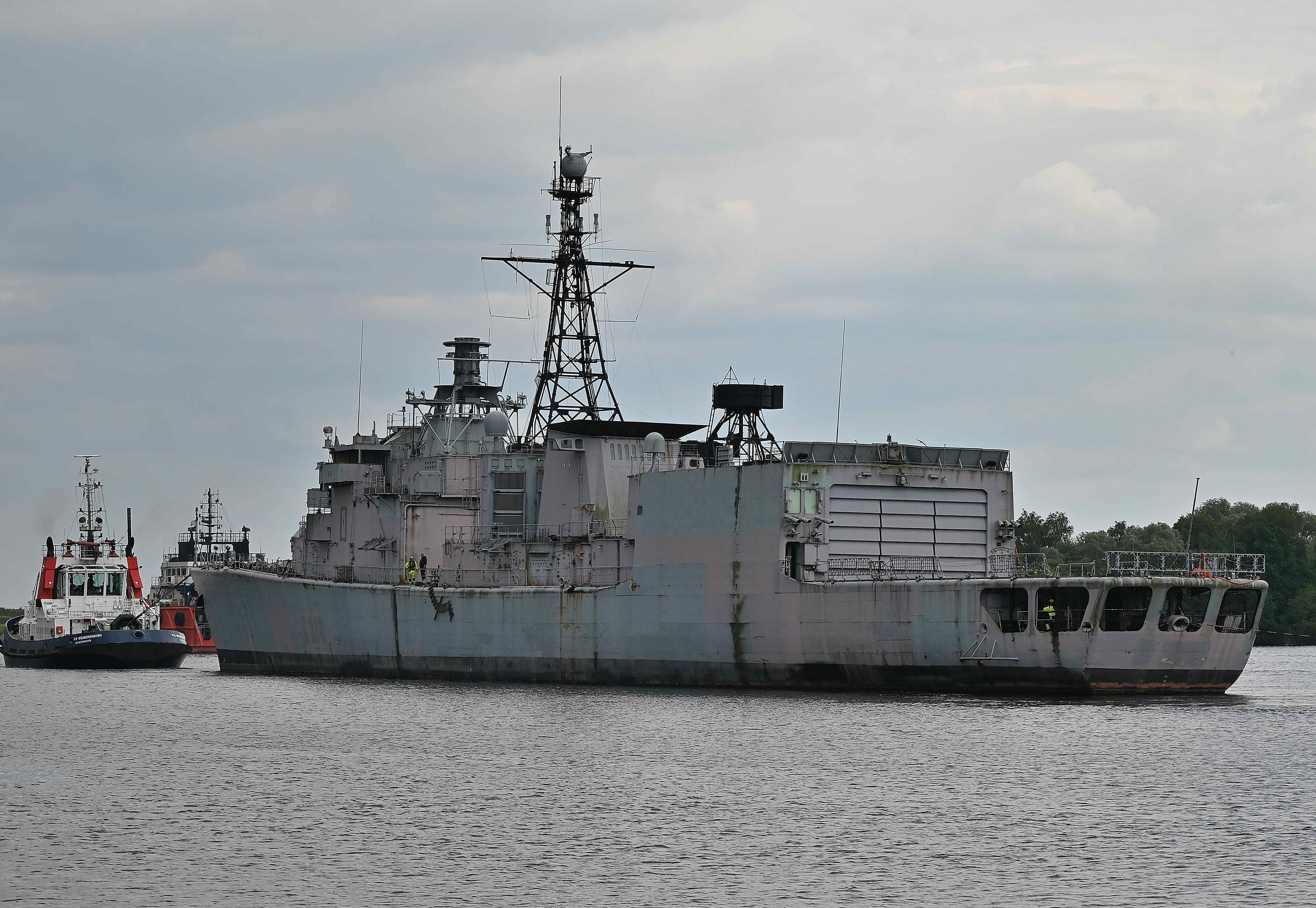 Emden zwischen Schlepper vorne Amber II 06 Juni nach Aliaga